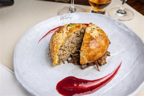 Delicioso Pastel De Carne Al Horno Sobre Una Mesa De Madera Foto Premium