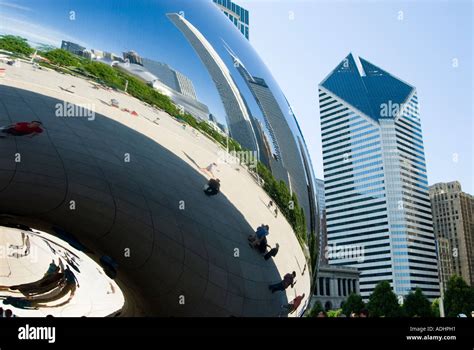 Chicago Bean Sculpture Reflection Millennium Park Stock Photo Alamy