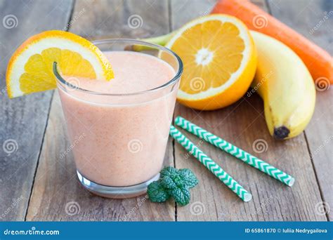 Smoothie Met Wortel Banaan Sinaasappel En Yoghurt Stock Foto Image