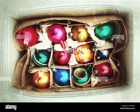 Antike Christbaumkugeln In Einem Alten Kasten Stockfoto Bild