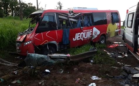 MICRO ÔNIBUS DA PREFEITURA DE JEQUIÉ SE ENVOLVE EM ACIDENTE ENTRE FEIRA