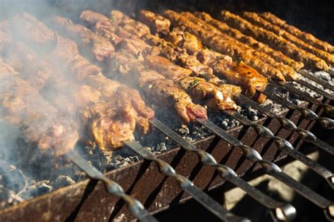 Trozos De Deliciosa Carne Asada En Brocheta Cocinando Sobre Brasas