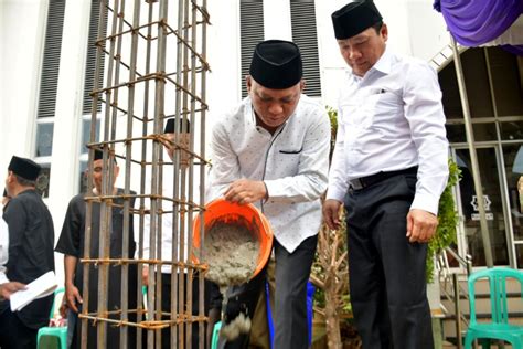 Wahdi Dan Qomaru Lakukan Peletakan Batu Pertama Tempat Wudhu Masjid