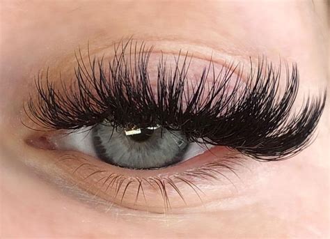 Pin by Nicola on Lashes | Lashes makeup, Eyelash extensions styles, Eyelashes