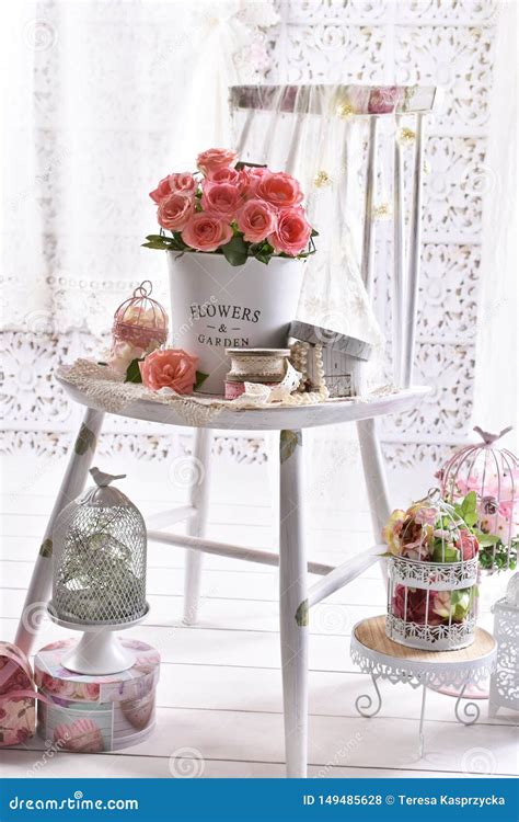 B Ndel Rosa Rosen Im Shabby Chic Stil Innenraum Stockfoto Bild Von