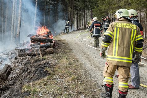 Ein Holzstapel In Heinfels Fing Feuer Dolomitenstadt