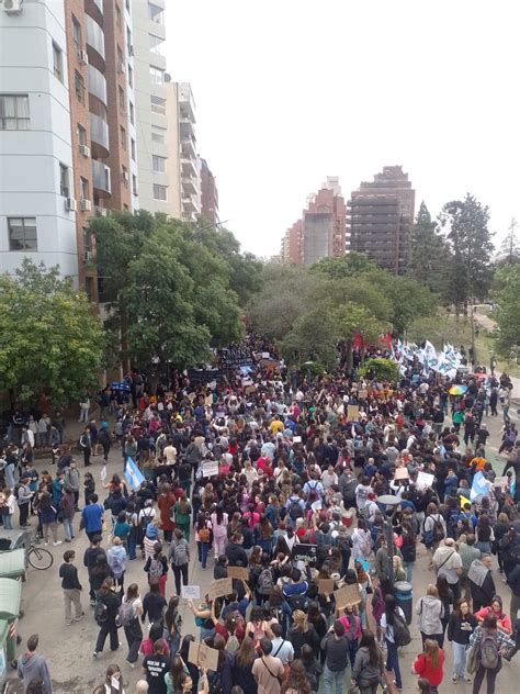 Miles de personas marcharon en Córdoba en defensa de la educación El