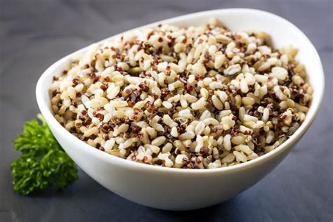 Riz Brun Et Quinoa Dans La Cuvette Blanche Au Dessus De L Ardoise Image