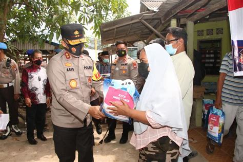 Polda Kepri Bersama Polresta Barelang Bagikan Bantuan Sembako Ppkm