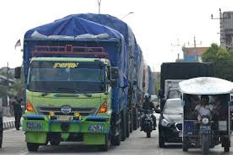 One Way Tol Kalikangkung Cipali Pantura Cirebon Padat