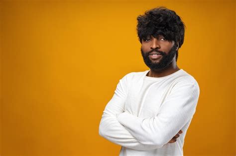 Retrato de um homem afro americano sério em estúdio Foto Grátis