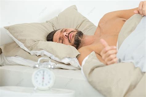 الرجل، نائم، في الفراش، Alarmclock، جاهز، Six، Oclock صورة الخلفية