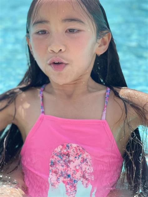 Út Ráng Kim Hiền hiếm hoi diện bikini gợi cảm khoe vóc dáng quyến rũ sau lần sinh con