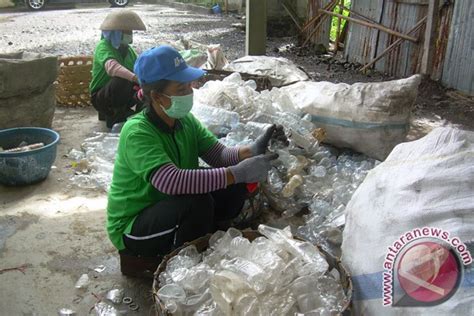 Pemberdayaan Masyarakat Lepang Dengan Usaha Sampah Plastik Antara