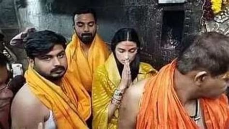 Athiya Shetty And KL Rahul Visit Ujjain S Mahakaleshwar Temple Offer