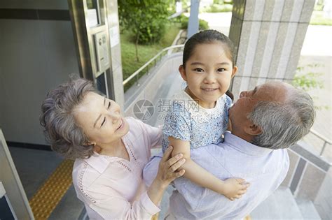 爷爷奶奶抱起小女孩高清图片下载 正版图片502101962 摄图网