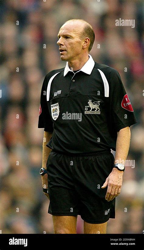 Referee Steve Bennett Hi Res Stock Photography And Images Alamy