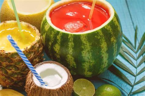 6 Receitas De Drinks Servidos Dentro Da Fruta Para Fazer Neste Verão