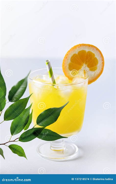 Suco De Laranja Saboroso No Vidro Vertical Fresco Das Laranjas Do