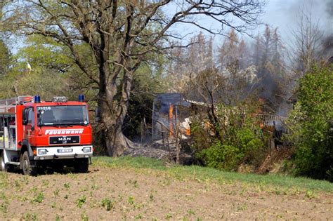 Feuer zerstört Gartenlaube Ausbreitung auf weitere Lauben verhindert