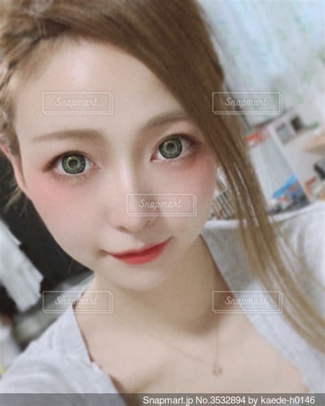 カメラを見ている女性の写真・画像素材 3532894 Snapmart（スナップマート）