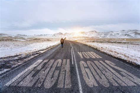 Atteindre Vos Objectifs Signe Sur La Route Avec Une Femme Qui Essaie D