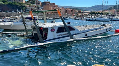 Isola D Elba Barca Affonda Nel Porto Di Rio Marina Le Foto