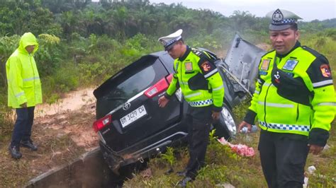 Kecelakaan Tunggal Di Jalan Tol Pekanbaru Dumai Toyota Inova Hilang