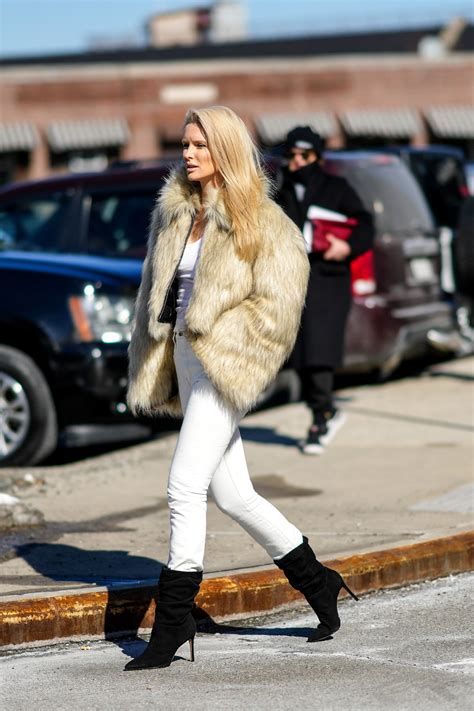 Cómo Llevar Skinny Jeans Blancos Con Botas O La Combinación Elegante De