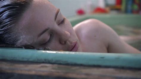 Melissa George Showing Her Nice Tits In Bathtub And Making Out With Guy