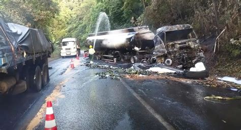 Motoristas Enfrentam Engarrafamento Na Descida Para A Baixada Santista