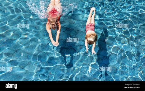 Feliz Familia En La Piscina Ni O Con Una Mujer Joven Nadando Bucea En