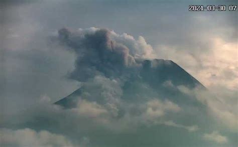 Gunung Merapi Luncurkan Awan Panas Guguran Sejauh Km Koran Jakarta