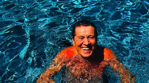 Video Gianni Morandi Che Energia Prima Un Tuffo A Taormina E Poi Il