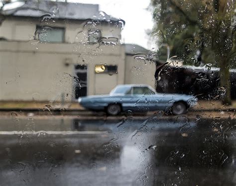 Como proteger seu carro de enchentes e chuvas de Verão