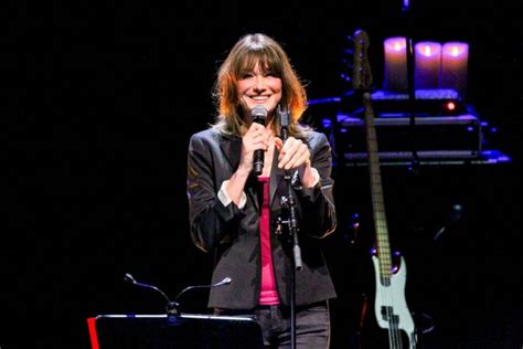 Carla Bruni à Demi Nue Sur Son Balcon Elle Partage Une Photo Très Suggestive Prise Par Nicolas