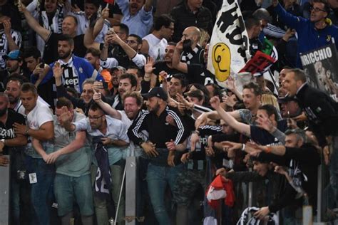 Juventus Il Pubblico Dello Stadium Fischia Al 45 E La Curva Non Ci