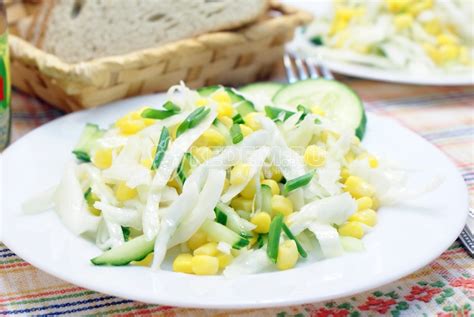 Салат с капустой и кукурузой | totrecept.com