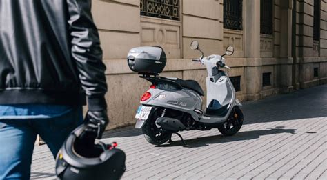 As Se Aparca Una Moto En La Acera Para Evitar Las Multas