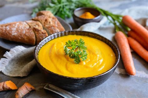 Deliciosa Sopa Cremosa De Zanahoria Con El Polvo Y El Baguette De