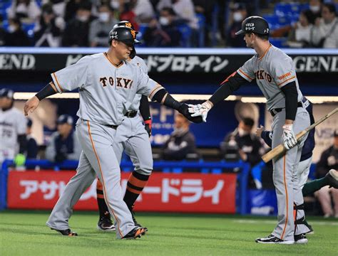 ＜ヤ・巨＞4回、大城卓の勝ち越し適時二塁打で生還した中田翔（左）はグリフィンとタッチを交わす（撮影・尾崎 有希） ― スポニチ