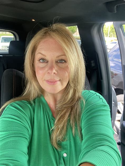 Pin By Esteban Nieves On Maduras In 2025 Middle Aged Woman Selfie Brunette Woman Curvy Model