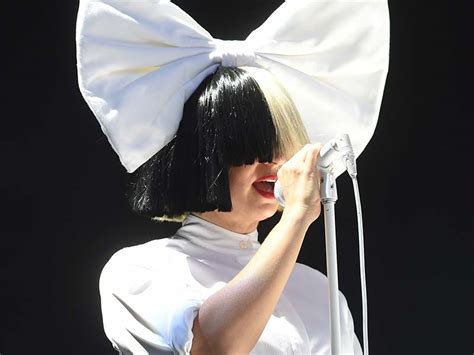 How Is Sia Without Wig? Still Shines Like A Chandelier - Lewigs