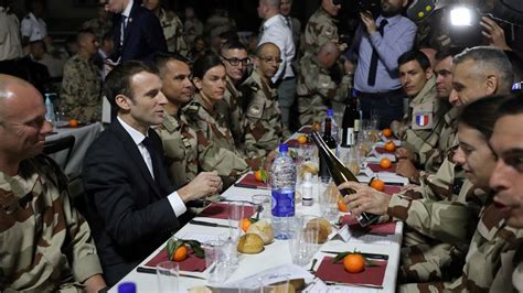 En Visite Au Tchad Emmanuel Macron Voque Les D Bordements Paris