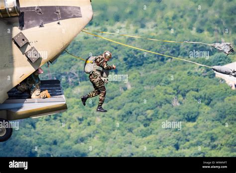 Static line parachute jump hi-res stock photography and images - Alamy