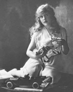 9 Hot Sexy Mae Murray Bikini Pics