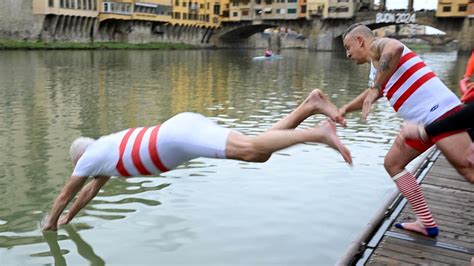 1 Gennaio Tuffo Tradizionale In Arno Del Presidente Giani VIDEO