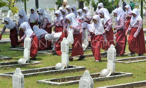 Siswa Bersihkan Makam Pahlawan Antara Foto