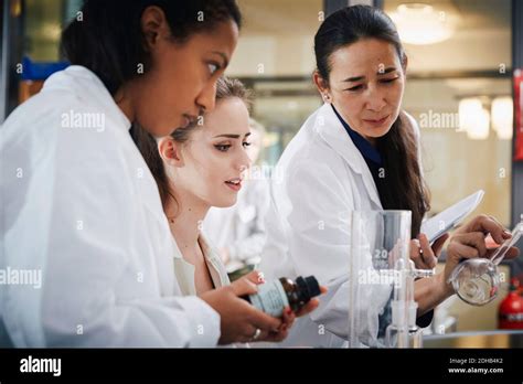 Mature Teacher Banque De Photographies Et Dimages Haute R Solution Alamy