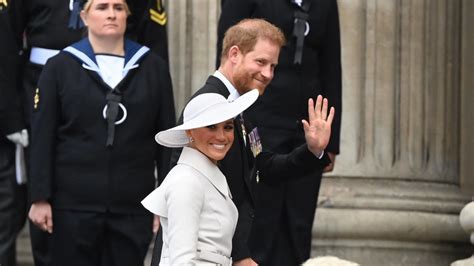 El Príncipe Harry Y Meghan Markle Hacen Su Primera Aparición Pública En